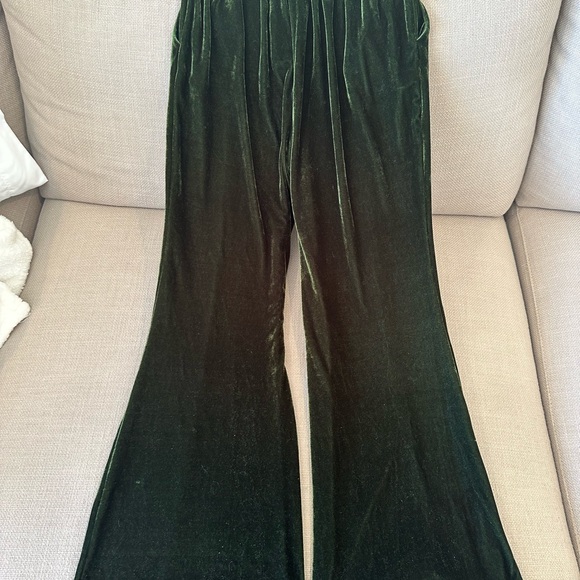 Luxurious Green Velvet Wide Leg Pants - Picture 9 of 16